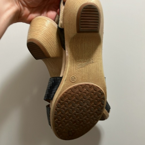 Dansko Strappy Shoes 👠 - Picture 2 of 4